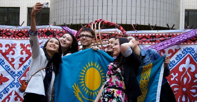 Назарбаев: Казахстанцы не доверяют местным вузам