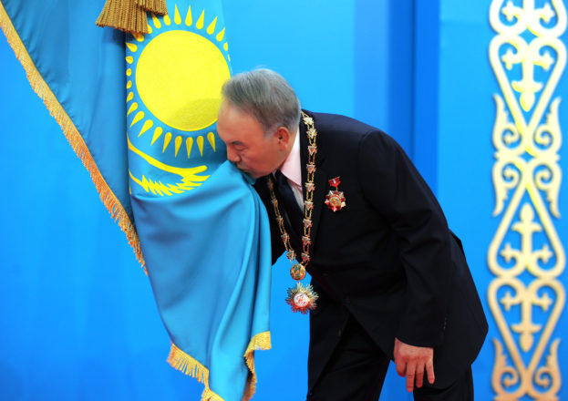 Nazarbaev tseluet flag