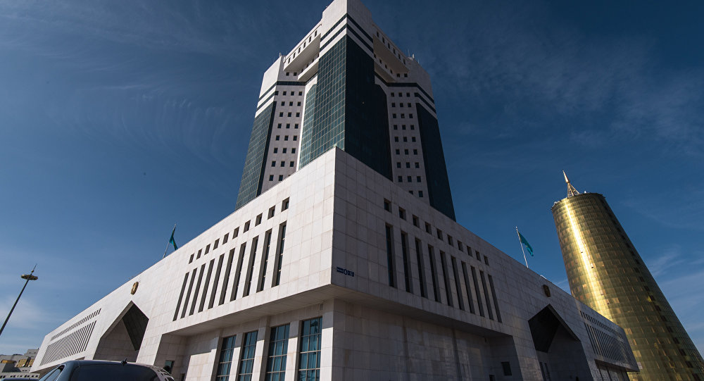 В каких случаях правительство Казахстана может уйти в отставку?