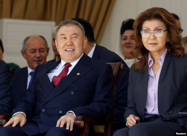 Нурсултан Назарбаев с Айсултаном на избирательном участке в Астане в день президентских выборов. 10 января 1999 года