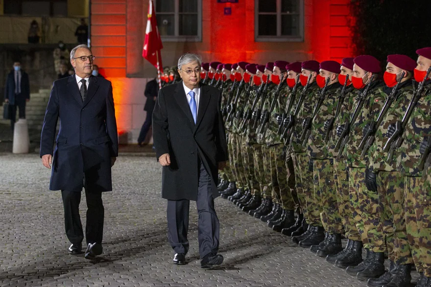Президент Швейцарии Ги Пармелен (слева) и президент Казахстана Касым-Жомарт Токаев (справа) во время официального визита последнего в Женеве, Швейцария, понедельник, 29 ноября 2021 года. Keystone / Salvatore Di Nolfi