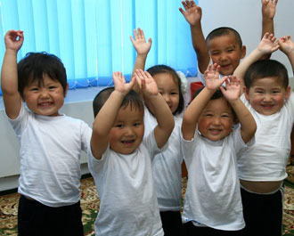 Граждане США не смогут усыновлять казахстанских детей