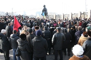 Демонстранты идут к дому правительства Киргизии